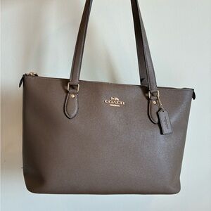 Coach Gallery Tote bag in Crossgrain Leather Dark Stone.
